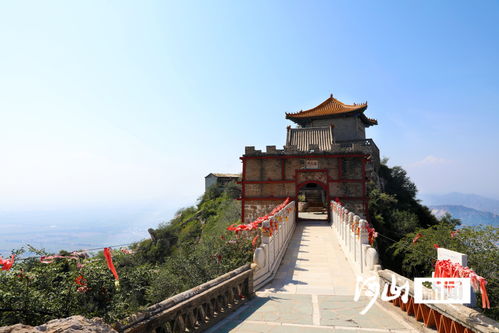 奇秀雞鳴山 一峰飛來(lái)高插云，故云行